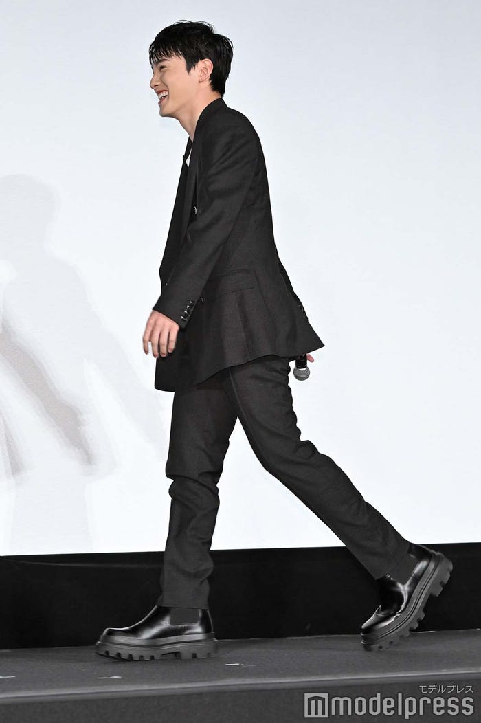 るんるん歩く川西拓実(C)モデルプレス