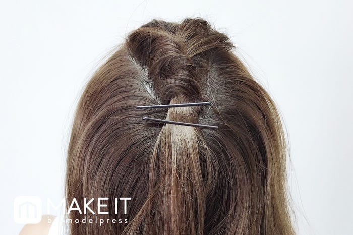 伸ばしかけ前髪アレンジ〈ポンパドール〉 (C)メイクイット