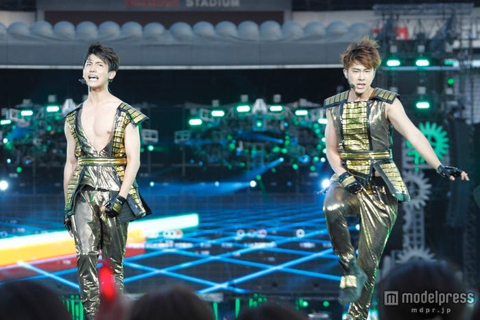 より進化したパフォーマンスを披露する東方神起(左から)チャンミン、ユンホ