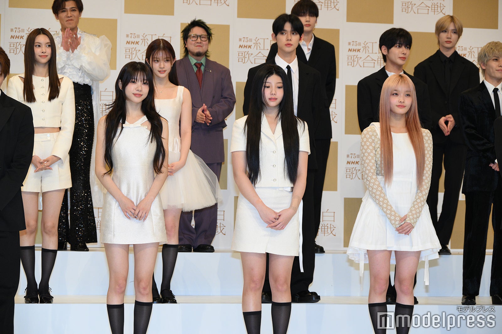 ILLIT（後列左から）ユナ、ミンジュ（前列左から）モカ、ウォンヒ、イロハ（C）モデルプレス