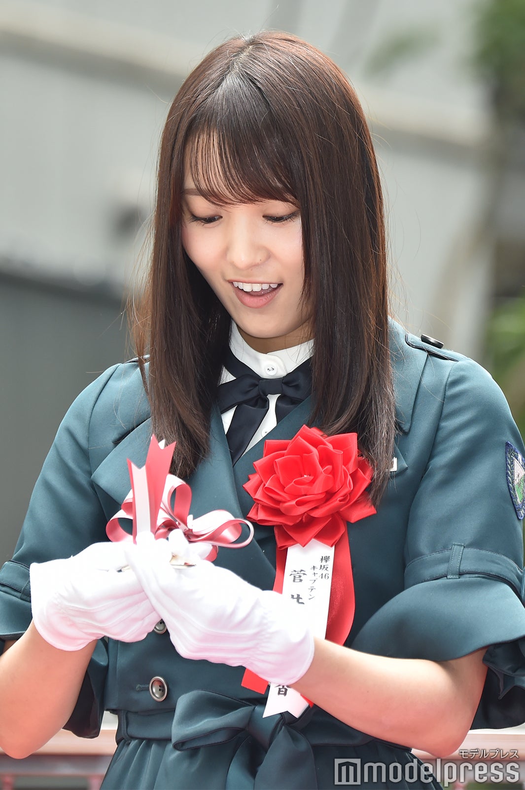 ハサミを準備する菅井友香（C）モデルプレス