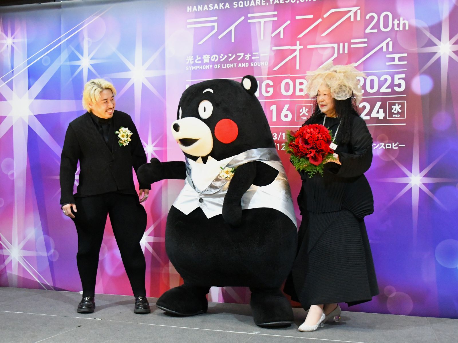 真っ赤な花束、きれいだモン＝12月16日、東京都中央区