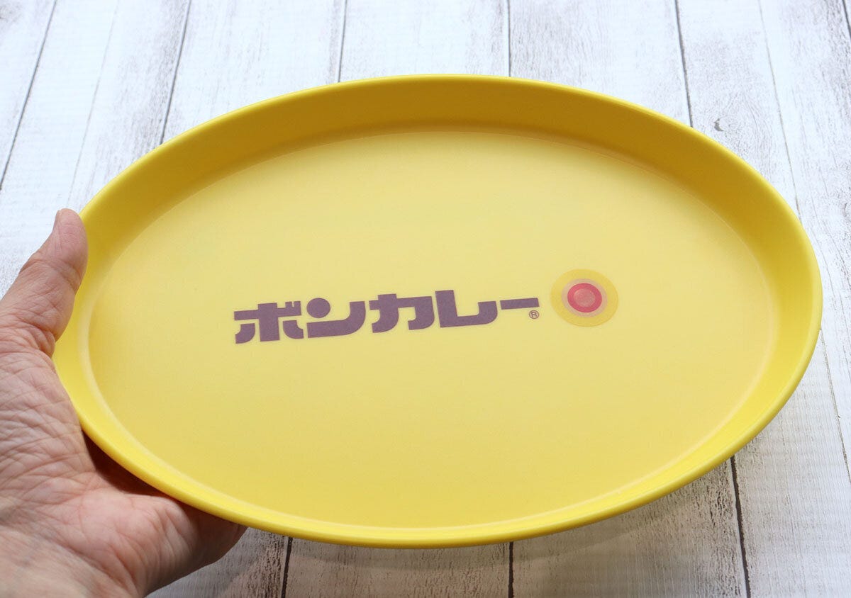 手で黄色いボンカレー皿を持っている様子。皿のサイズ感がわかる 手で黄色いボンカレー皿を持っている様子。皿のサイズ感がわかる