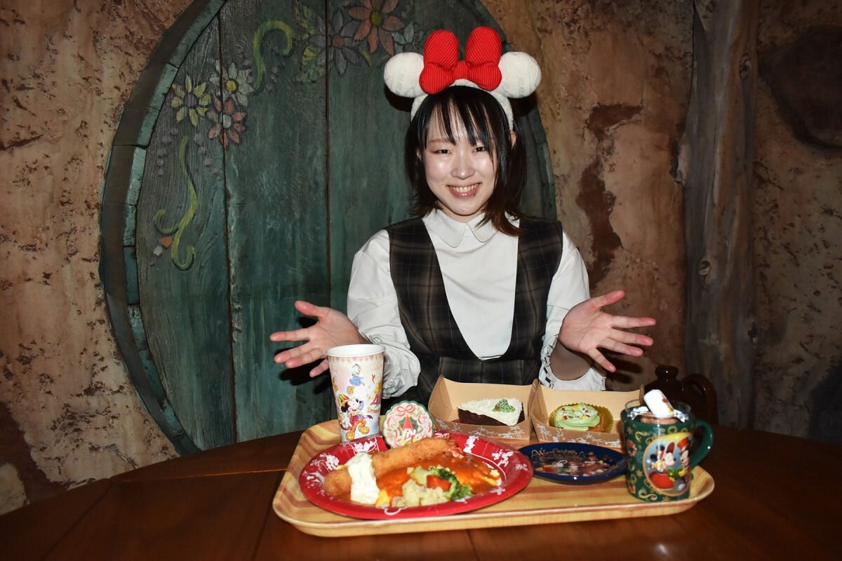 左の3品が「グランマ・サラのキッチン」のスペシャルセット（1980円）。隣のスイーツと皿はプラリネ＆ピスタチオケーキ（550円、スーベニアプレートはプラス550円）、右のカップはコーヒー＆チョコムース（550円、スーベニアカップはプラス550円）