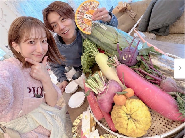 辻希美、豪華おせちと家族集合のにぎやかなお正月ショットを公開