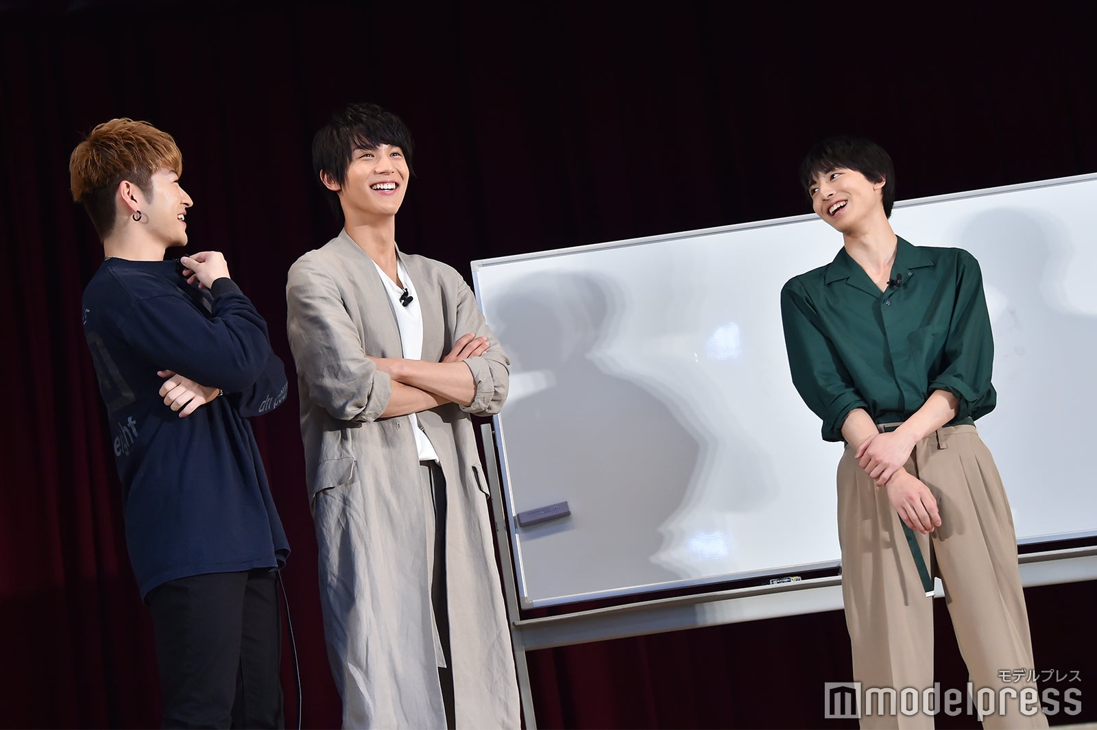 「“佐野玲於”の似顔絵1分描写対決」の様子 （C）モデルプレス