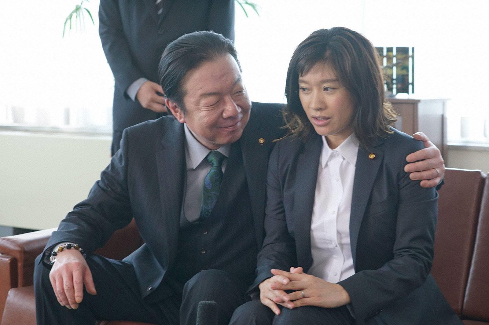 古田新太、篠原涼子／「民衆の敵」第2話より（C）フジテレビ