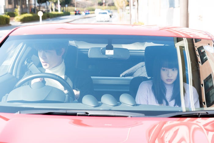 宮沢氷魚、桜井日奈子/「僕の初恋をキミに捧ぐ」第4話より(C)テレビ朝日