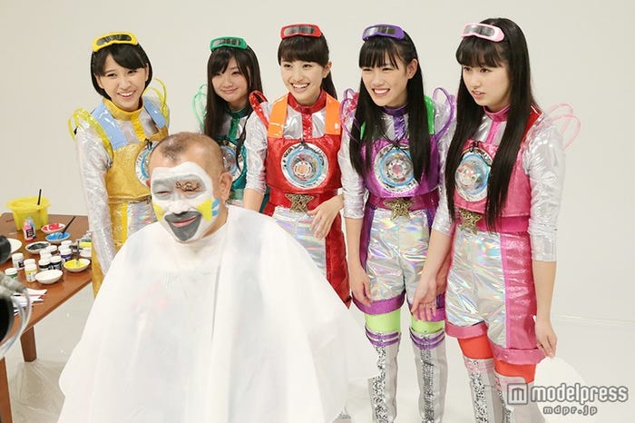 鶴瓶の顔に「ものまねメイク」をするというミニコーナーも(C)関西テレビ