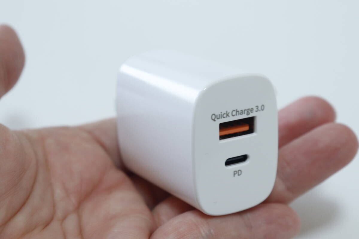 ダイソーの超速USB充電器