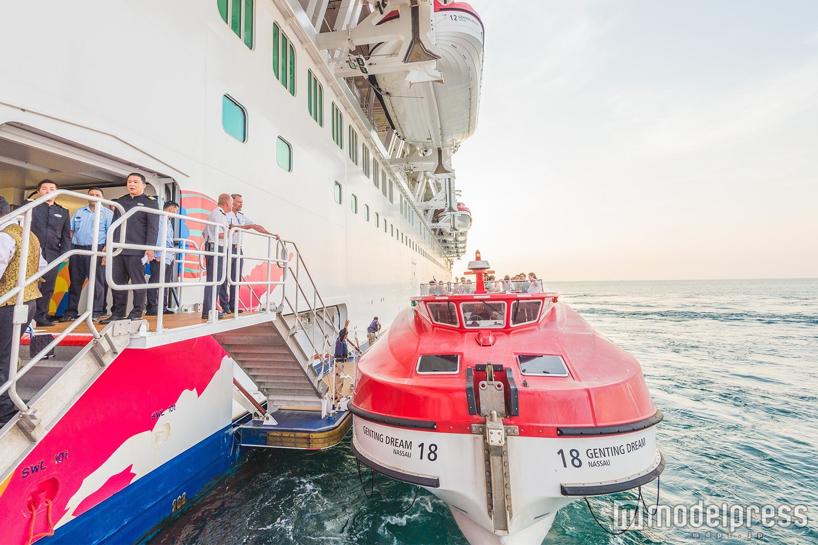 テンダーボートで岸に向かいます （C）モデルプレス