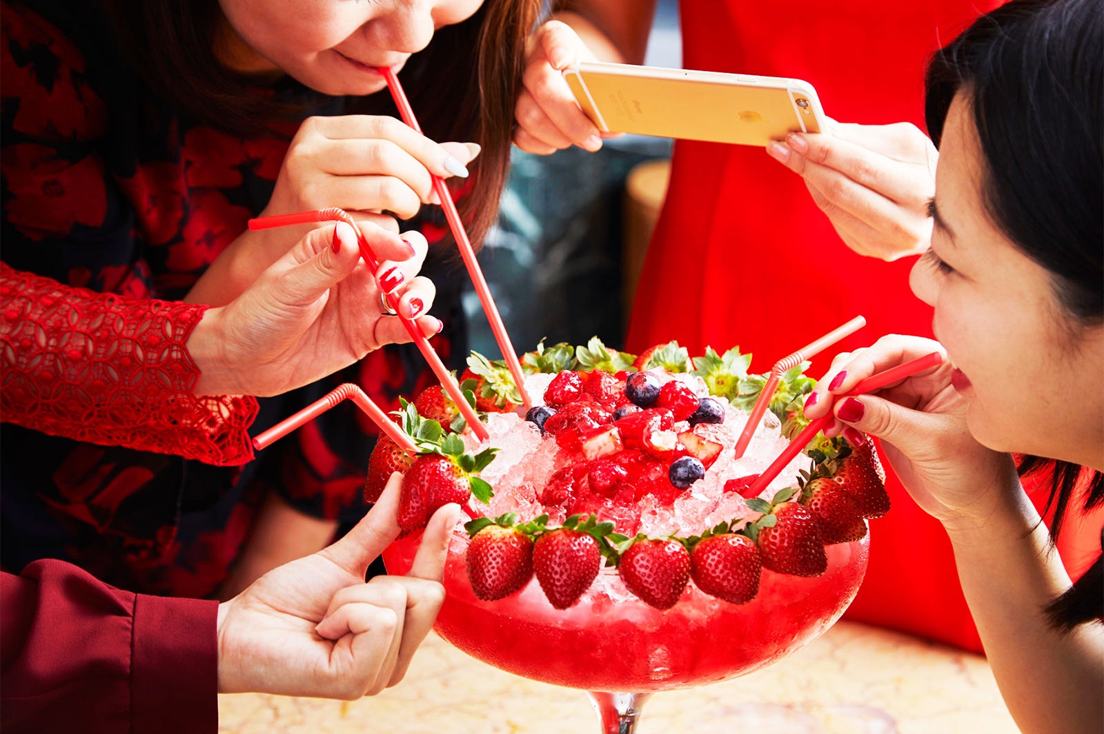 7名以上のグループにプレゼントされる特大サイズのストロベリーカクテル／画像提供：ハイアット リージェンシー 大阪