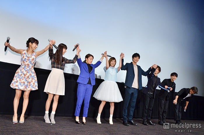 仲良く手をつないで挨拶