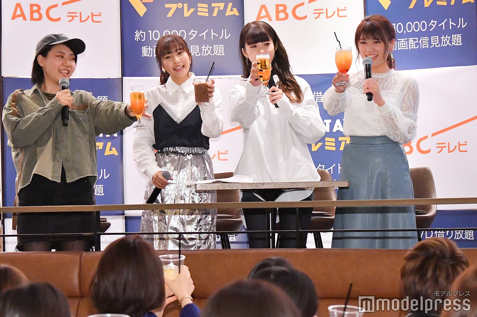 （左から）ふくだももこ監督、佐野ひなこ、馬場ふみか、久松郁実（C）モデルプレス