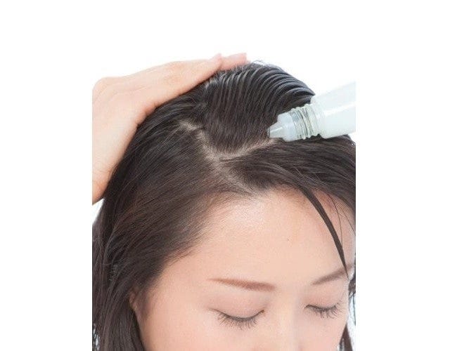 お肌に化粧水や美容液をつけるように頭皮にも保湿と栄養補給が大切