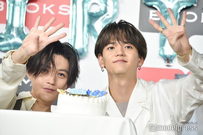 「24」ポーズを試みるも「44」になってしまう八木勇征、中島颯太(C)モデルプレス
