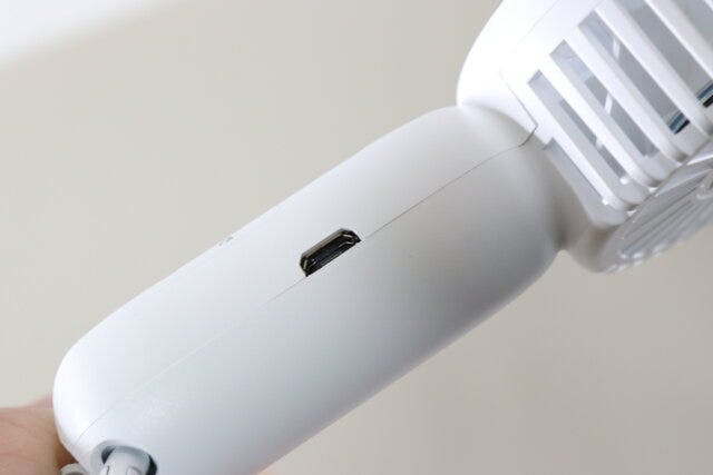 ミニ扇風機（充電式、クリップスタンド付）　充電口