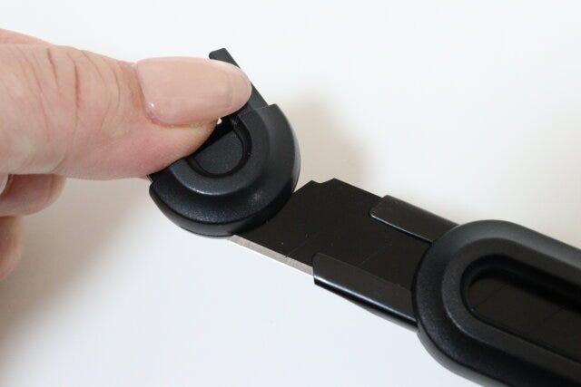 オートロック式カッター（15.4cm×2.8cm×1.8cm）　刃折り