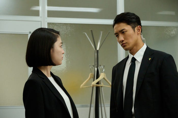 成海璃子、岩本照「恋する警護24時 season2」(C)テレビ朝日