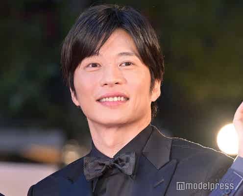 田中圭、ブラックスーツ姿で登場 笑顔輝くレッドカーペット<第36回東京国際映画祭>