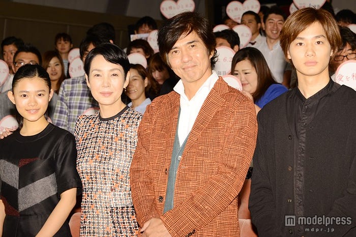 新婚さんが集結した劇場/(左から)杉咲花、樋口可南子、佐藤浩市、野村周平