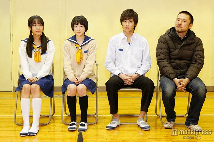(左から)前田希美、生駒里奈、池岡亮介、山田雅史監督