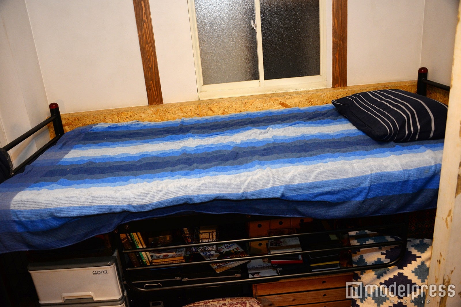 ベッドの下は物置。（C）モデルプレス