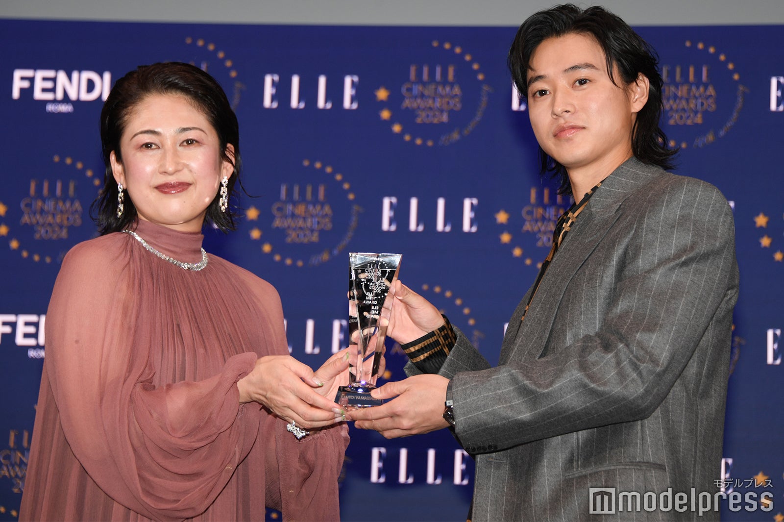 坂井佳奈子編集長、山崎賢人（C）モデルプレス