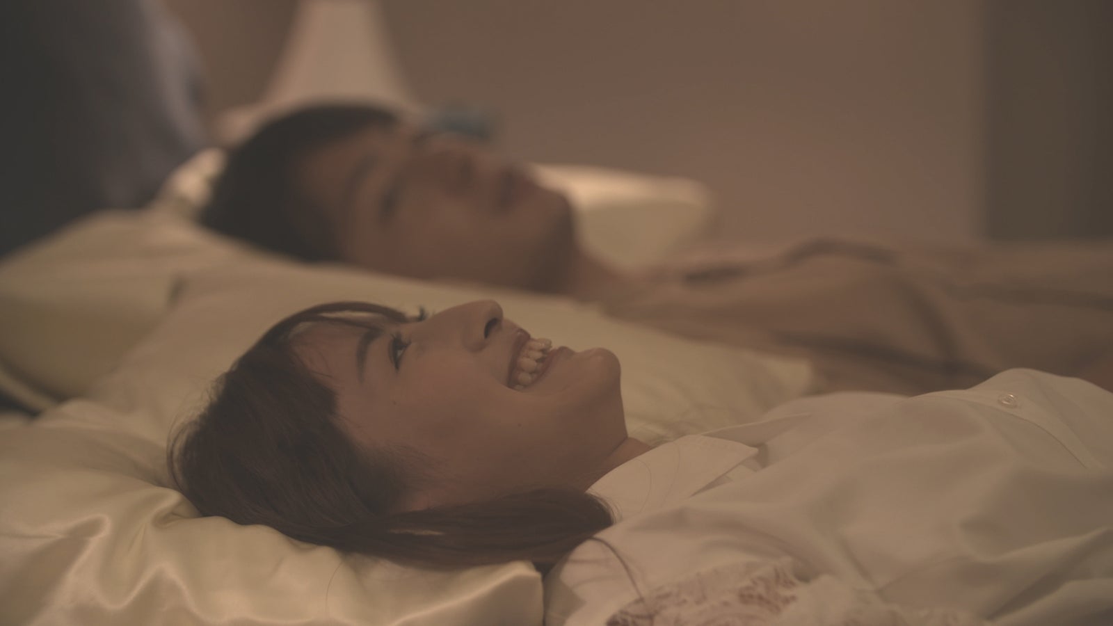 ロン・モンロウ、犬飼貴丈「ダブルベッド」day1（C）TBS／イースト・エンタテインメント