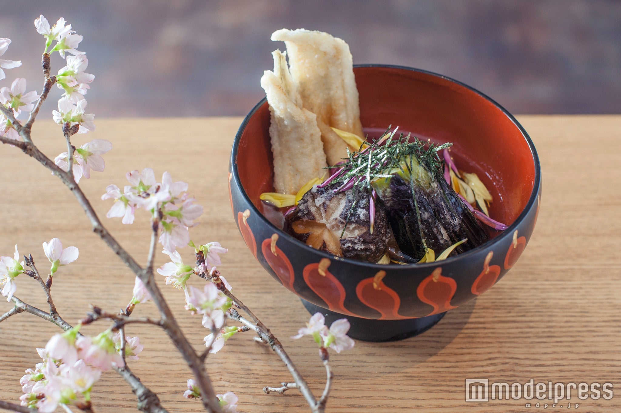 創作うどんとおでんあんぷく「菊と煮アナゴのあげだし」／画像提供：森ビル