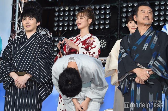 林遣都(左)と吉田鋼太郎(右)に挟まれ深々とお辞儀をする田中圭(中央)/(C)モデルプレス