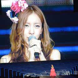 スピーチする板野友美/「AKB48 2013真夏のドームツアー~まだまだ、やらなきゃいけないことがある~」東京公演4日目