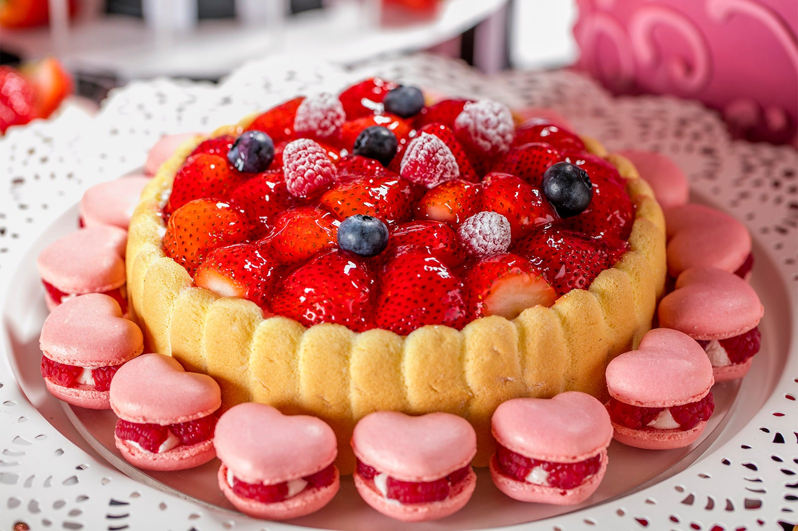 お嬢様の帽子  ストロベリーシャルロットケーキ&amp;今夜は眠れない ハートのラズベリーマカロン／画像提供：ヒルトン東京お台場