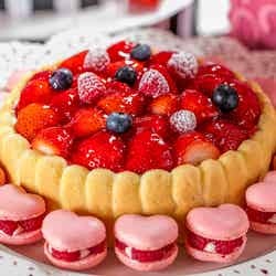 お嬢様の帽子 ストロベリーシャルロットケーキ&今夜は眠れない ハートのラズベリーマカロン/画像提供:ヒルトン東京お台場