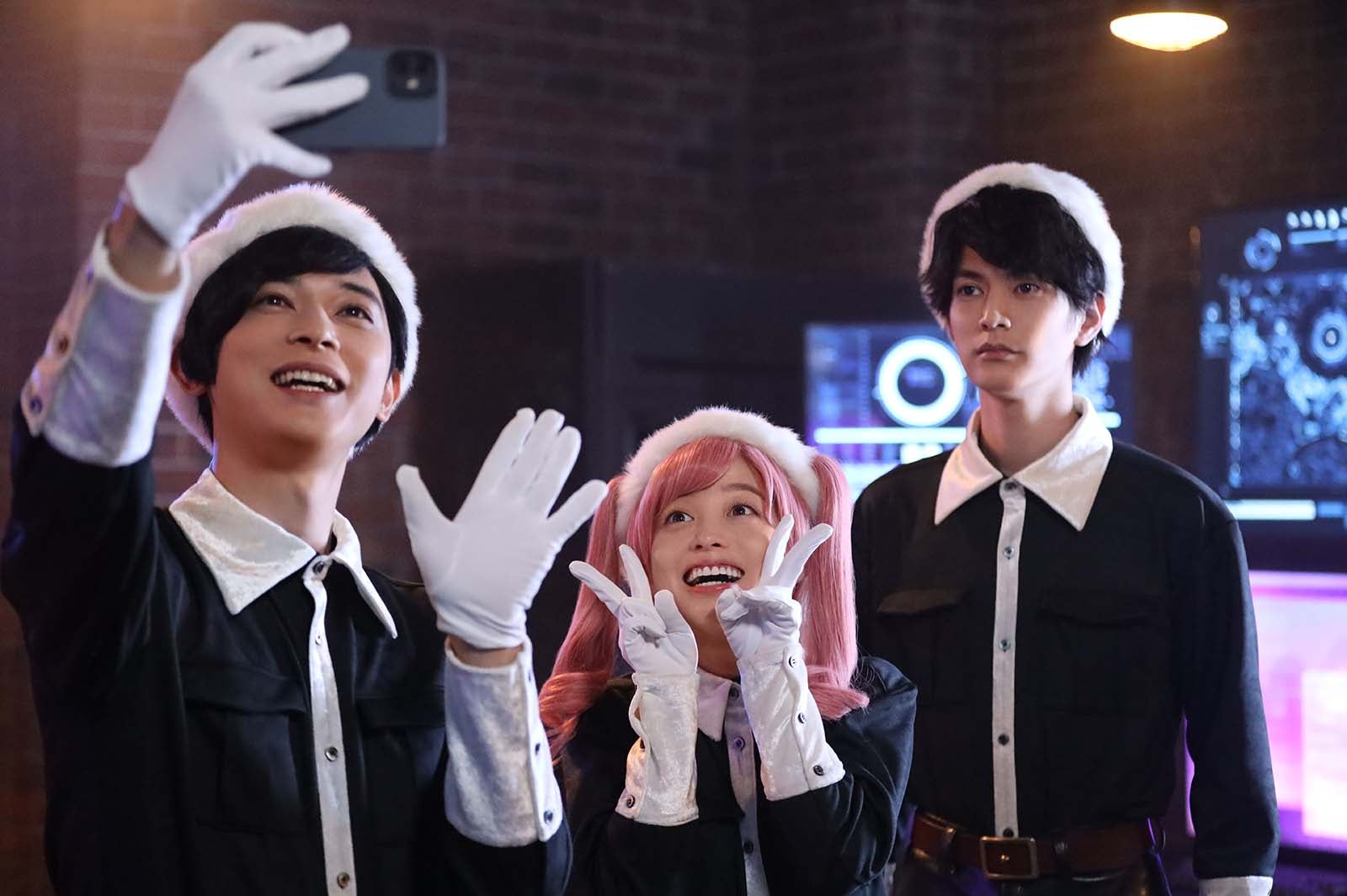 吉沢亮、橋本環奈、渡邊圭祐 （C）2022「ブラックナイトパレード」製作委員会　（C）中村光／集英社