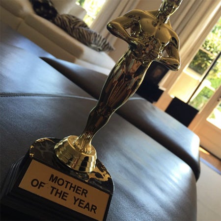 オスカー像に似ている「MOTHER OF THE YEAR」トロフィー。Victoria Beckham Instagram