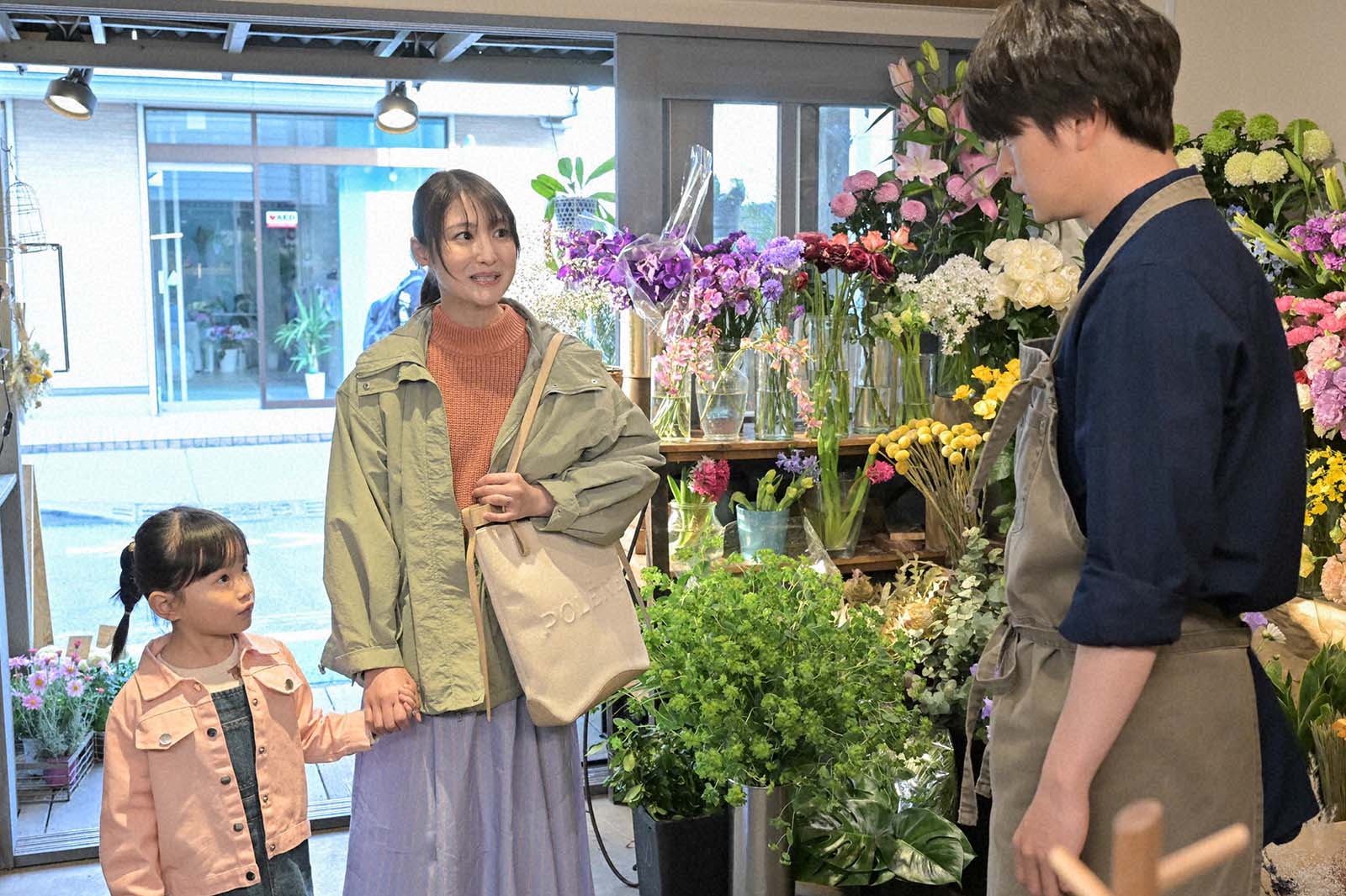 村方乃々佳、小池唯、瀬戸康史「くるり～誰が私と恋をした？～」第4話より（C）TBS