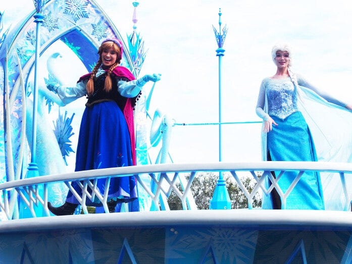 最後は『アナと雪の女王』のアナとエルサ。雪と氷の世界をイメージしたフロートで、うしろにはオラフがいます