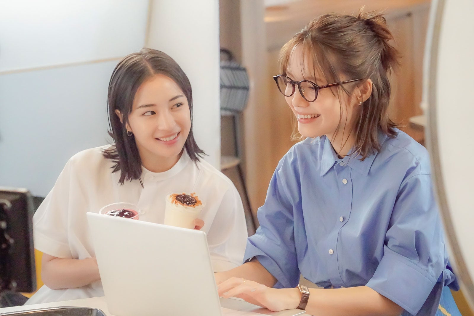 広瀬すず、宮崎あおい／新TVCM「寄り道マック 仕事帰りのベリー」篇メイキングより（提供写真）