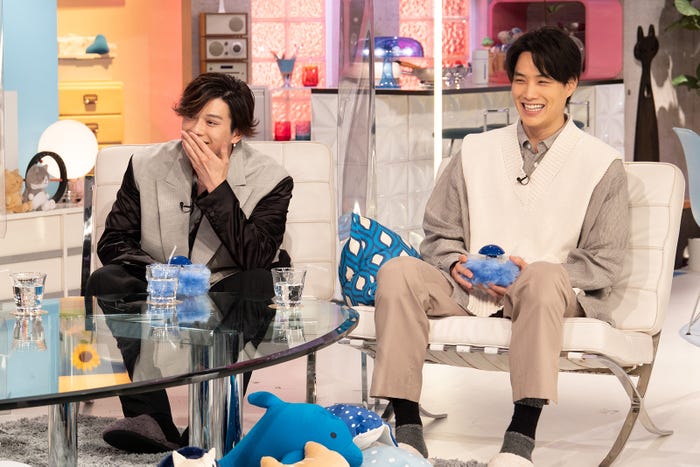 新田真剣佑、鈴木伸之 (C)テレビ朝日