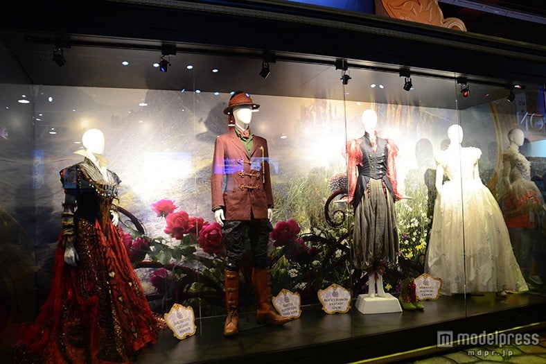 ディズニー映画のブース、「Alice Through the Looking Glass」衣装展示