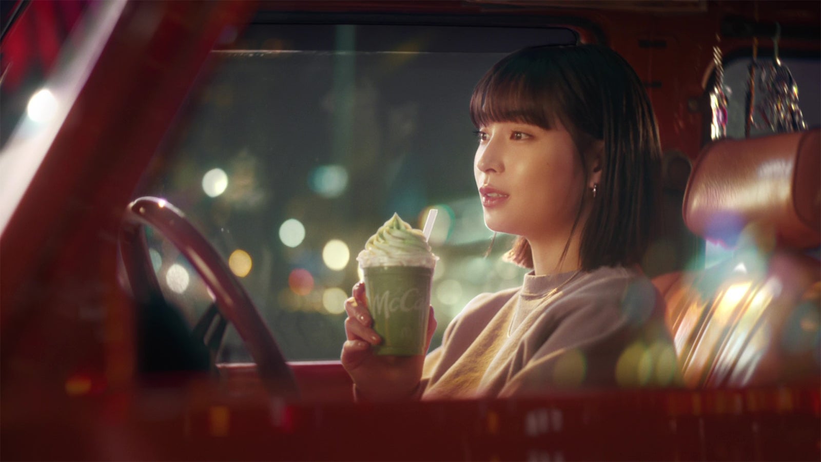 広瀬すず／新TVCM「マックカフェ寄り道マック 夜のドライブ」篇より（提供写真）