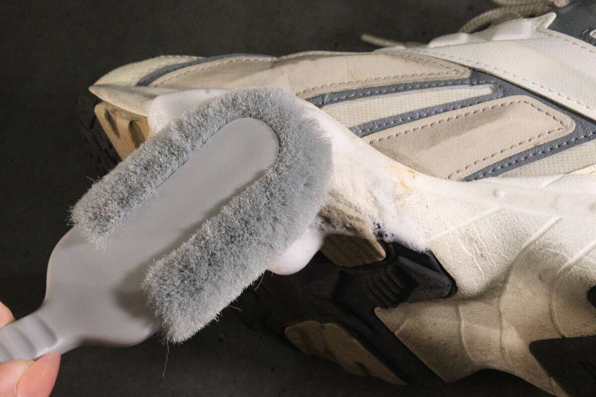 ソールクリーナー（泡タイプ、スニーカー用）　使用例