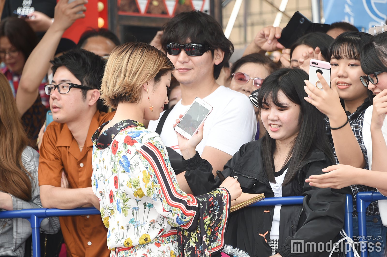 サインに応じるIMALU （C）モデルプレス