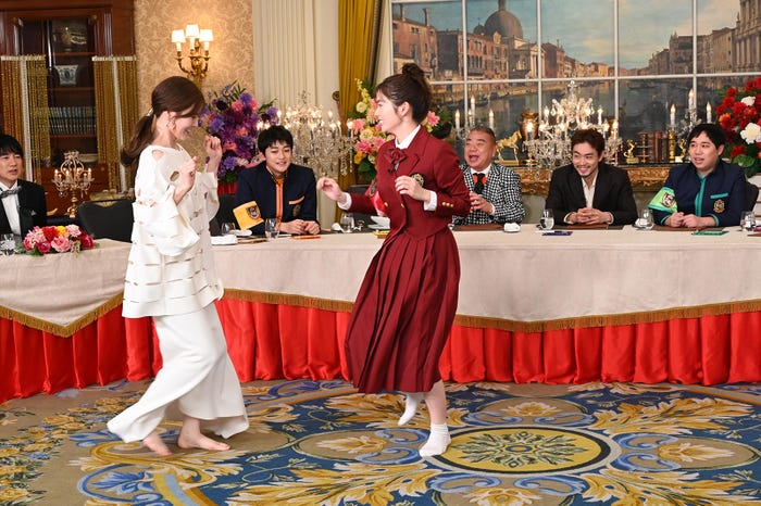 白石麻衣、小芝風花(C)日本テレビ