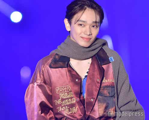 宮世琉弥、ランウェイにシークレット登場 開襟シャツで色気たっぷりオーラ放出<TGC 北九州 2023>