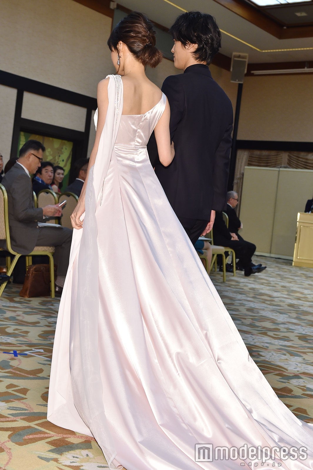 前田敦子、桐谷健太 （C）モデルプレス