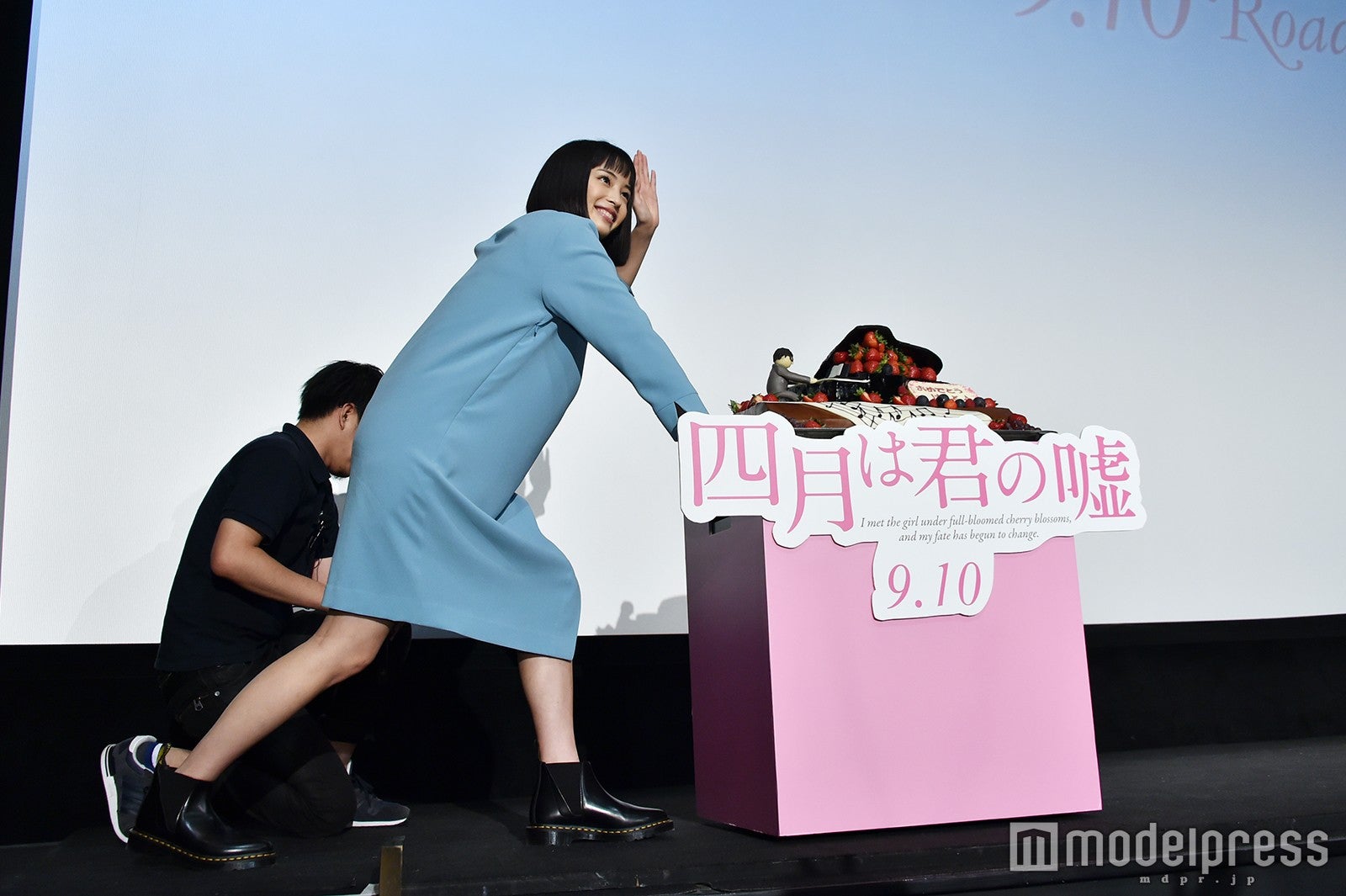 ケーキを運んだ広瀬すず（C）モデルプレス
