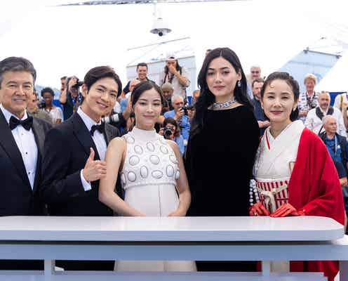 広瀬すず、10年ぶり「カンヌ国際映画祭」ヴィトンの白ドレス姿で登場 呼びかけに笑顔で応える【遠い山なみの光】