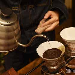 AGFの市販用コーヒー豆「煎」を使用。ドリップすると繊細な香りが広がる（C）モデルプレス